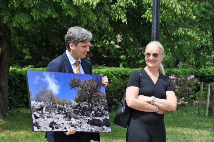 Prof. Dariusz Gwiazdowicz (initiator of the exhibition) with Evelyne Kozlowski